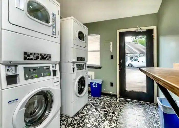 Pop-Of-Color - Loft - Downtown Raleigh - Near Ncsu