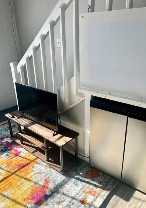 Pop-of-color - Loft - Downtown - Near Ncsu * Raleigh